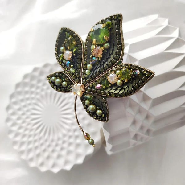 Élégante broche en perles faite main - Cadeau parfait pour maman femme Broche faite main feuille de châtaignier Broche brodée en or vert Cadeau unique pour elle