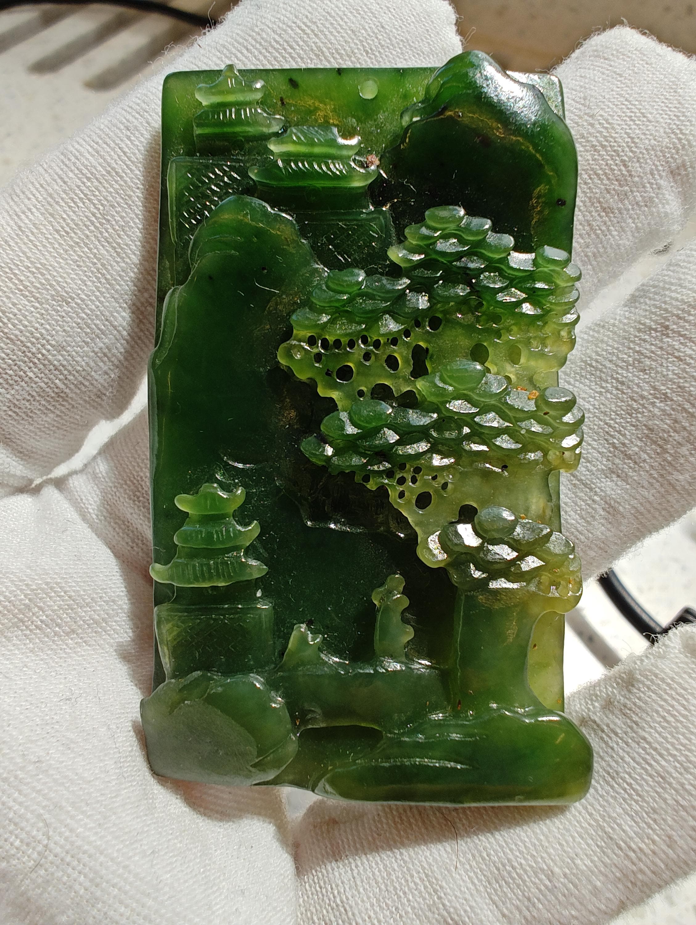 新品　翡翠 彫刻風景 ペンダント file.jpg