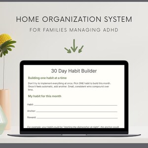 Könnte beinhalten: Ein Laptop zeigt eine Vorlage für einen "30-Tage-Gewohnheits-Builder" zur Organisation des Zuhauses. Der Bildschirm zeigt Felder für Gewohnheit, Anker und Belohnung, mit dem Text "HOME ORGANIZATION SYSTEM FOR FAMILIES MANAGING ADHD" oben. Eine Vase mit gelber Blume und grünen Blättern.