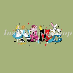 Puede incluir: Un diseño gráfico caprichoso con personajes de Alicia en el País de las Maravillas. La palabra "NAME" se deletrea con los personajes y otros elementos temáticos. El diseño incluye a Alicia, el Gato de Cheshire y el Conejo Blanco, sobre un fondo verde claro.