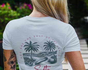 Könnte beinhalten: Weißes T-Shirt mit einem Strandmotiv auf dem Rücken. Das Design umfasst Palmen, Meereswellen und den Text "You are the salt of the earth" und "Salty" mit Matthäus 5:13.