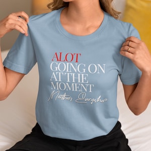 Muita coisa acontecendo no momento: camiseta para mãe, camiseta para mamãe, camisetas para mãe, camiseta para vida de mãe, camisetas para mamãe, presente para o dia das mães, camisetas da moda para mãe