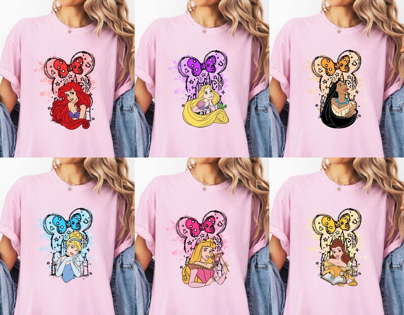 Puede incluir: Camisetas rosas con dise&ntilde;os de princesas Disney. Cada camiseta tiene un dise&ntilde;o en forma de Mickey Mouse con una imagen de princesa. Las princesas incluyen Ariel, Rapunzel, Pocahontas, Cenicienta, Aurora y Bella. Los dise&ntilde;os tienen acentos coloridos.