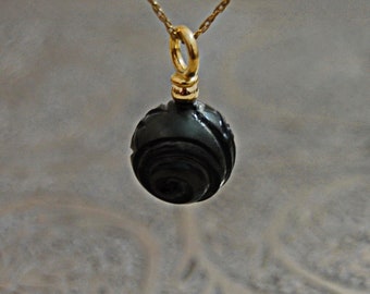 Tierney - OOAK hand-carved black Tahitian pearl pendant, solid 14 kt gold
