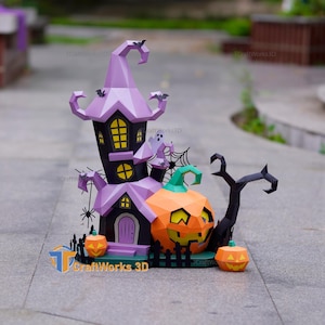 Può includere: Una scena di Halloween in carta low-poly con un'alta torre stregata viola e nera con finestre gialle, una grande zucca arancione, due zucche più piccole, un albero nero senza foglie, un piccolo fantasma e dettagli a forma di ragnatela.
