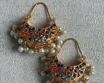 Ayura Designs Rasam Balis – antiek gouden oorringen met veelkleurige stenen en parelclusters