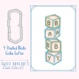 Puede incluir: Un cortador de galletas con forma de cuatro bloques apilados que deletrean "BABY". Los bloques son azules, verdes y rosas. El cortador de galletas está hecho de metal y está diseñado para hacer galletas.