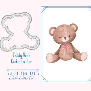 Może przedstawiać: Forma do ciasteczek w kształcie brązowego pluszowego misia z różową kokardką. Forma jest obwiedziona na szaro, a tekst "Teddy Bear Cookie Cutter" znajduje się pod nią. Tekst "Sweet Adaline's Cookie Cutter Co." znajduje się pod tekstem "Teddy Bear Cookie Cutter".