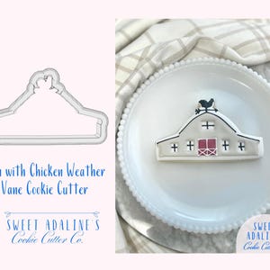 Puede incluir: Un cortador de galletas con forma de granero con una veleta con un pollo. El cortador de galletas está hecho de metal plateado y está sobre un fondo blanco. El texto "Barn with Chicken Weather Vane Cookie Cutter" y "Sweet Adaline's Cookie Cutter Co." está impreso debajo del cortador de galletas.
