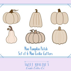 Puede incluir: Conjunto de seis cortadores de galletas de calabaza en miniatura de varias formas. Las calabazas son de color beige con tallos marrones y están dispuestas sobre un fondo lila claro. El texto dice "Mini Pumpkin Patch" y "Set of 6 Mini Cookie Cutters".