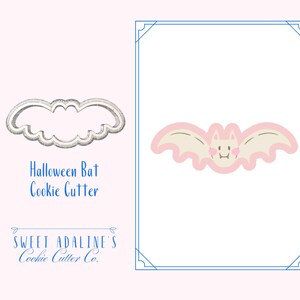 Puede incluir: Imagen con un cortador de galletas en forma de murciélago y una ilustración de murciélago de dibujos animados. El cortador de galletas es plateado. El murciélago de dibujos animados es rosa con alas beige y una cara sonriente. Texto: "Halloween Bat Cookie Cutter" y "Sweet Adaline's Cookie Cutter Co."