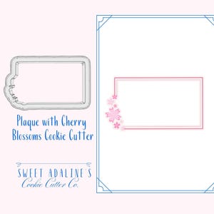 Peut inclure: Un emporte-pièce en forme de plaque rectangulaire avec une bordure décorative et des fleurs de cerisier. Le texte "Plaque with Cherry Blossoms Cookie Cutter" est sous l'emporte-pièce. Le texte "Sweet Adaline's Cookie Cutter Co." est sous le texte.