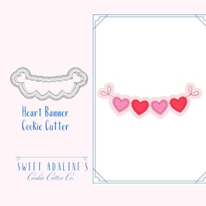 Könnte beinhalten: Ein Ausstecher in Form eines Herzbanners. Der Ausstecher ist silberfarben und hat einen gewellten Rand. Der Text "Heart Banner Cookie Cutter" befindet sich unter dem Ausstecher. Der Text "Sweet Adaline's Cookie Cutter Co." befindet sich unter dem Text.