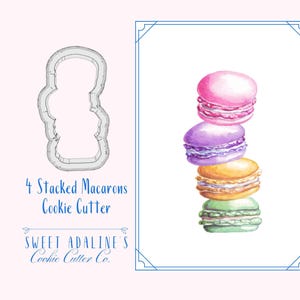 Op de afbeelding: Een koekjessnijder voor 4 gestapelde macarons, naast een aquarel illustratie van de macarons. De macarons zijn roze, paars, geel en groen. Tekst op de afbeelding luidt "4 Stacked Macarons Cookie Cutter" en "Sweet Adaline's Cookie Cutter Co."