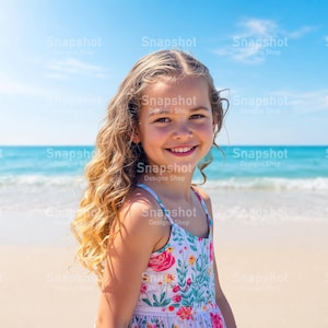 Peut inclure: Une jeune fille aux longs cheveux blonds ondulés sourit sur une plage ensoleillée. Elle porte une robe d'été à imprimé floral avec des fleurs roses et blanches. L'océan et le ciel bleu sont en arrière-plan.