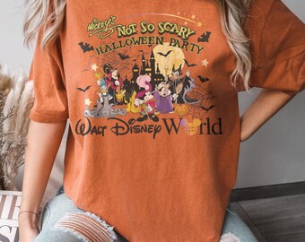 Camiseta de Halloween "Mickey no tan aterrador" de Comfort Colors®, camiseta de Halloween de Disney World, camiseta de fiesta de Mickey y sus amigos 2025