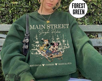 Camiseta navideña vintage de Disney con paseos en trineo por Main Street, Mickey, Minnie y Pluto, estilo retro navideño, camiseta familiar navideña, camiseta navideña de Disney.