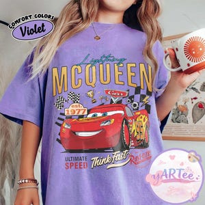 Pu&ograve; includere: Un set di tre tazze in ceramica con finitura opaca e macchiettata. Le tazze sono nei toni del crema, grigio chiaro e grigio scuro. Ogni tazza ha un design semplice e un manico arrotondato. Le tazze sono impilate.