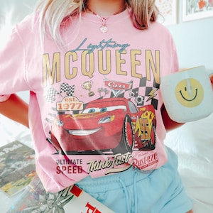 Pu&ograve; includere: Una tazza di ceramica bianca con manico nero e la scritta "But First, Coffee" in grassetto nero. La tazza &egrave; posta su uno sfondo sfocato, che suggerisce un'atmosfera accogliente.