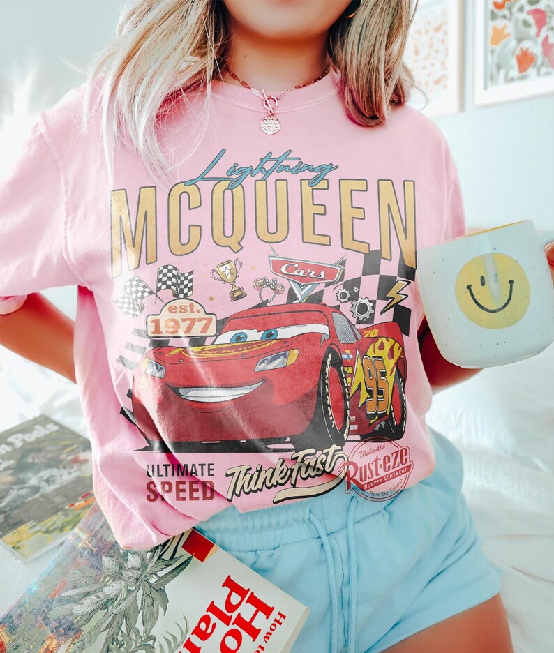 Pu&ograve; includere: Una tazza di ceramica bianca con manico nero e la scritta "But First, Coffee" in grassetto nero. La tazza &egrave; posta su uno sfondo sfocato, che suggerisce un'atmosfera accogliente.