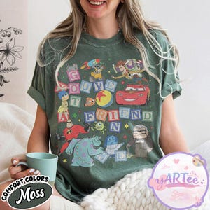 Puede incluir: Una taza de cer&aacute;mica blanca con un asa negra y el texto "But First, Coffee" en negro, en negrita. La taza est&aacute; sobre una superficie blanca.