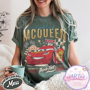 Maglietta retrò di Saetta McQueen, maglietta del film Classic Cars, maglietta per il compleanno Est 1977, magliette abbinate per la gita in famiglia a Disneyland, regalo con grafica da corsa immagine 3