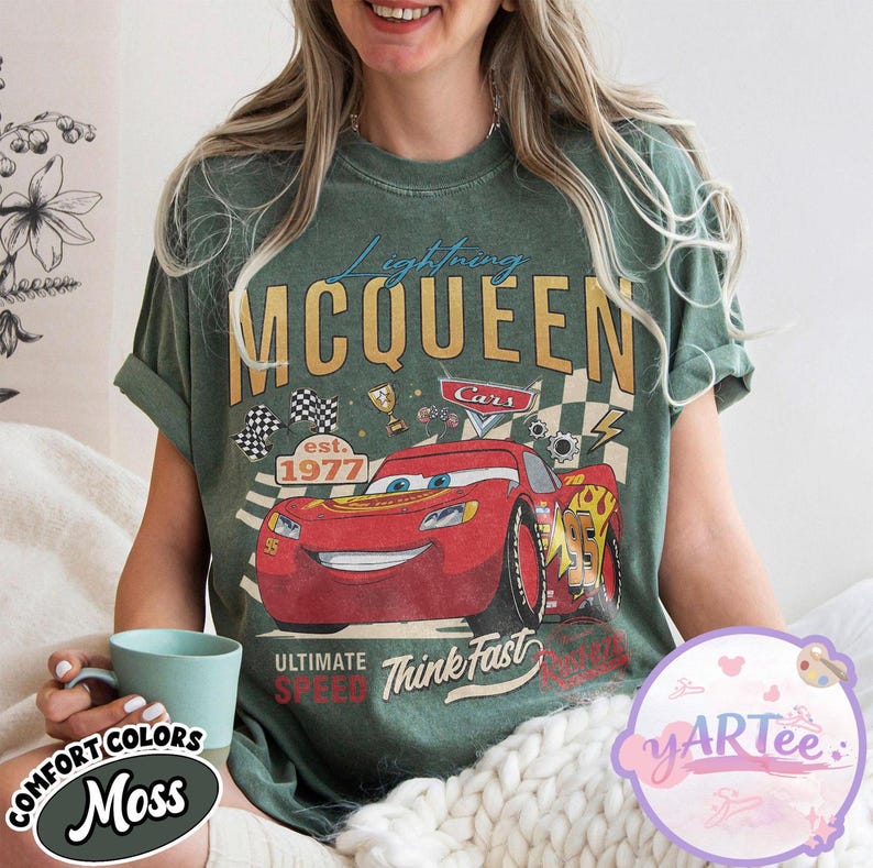Maglietta retrò di Saetta McQueen, maglietta del film Classic Cars, maglietta per il compleanno Est 1977, magliette abbinate per la gita in famiglia a Disneyland, regalo con grafica da corsa immagine 3