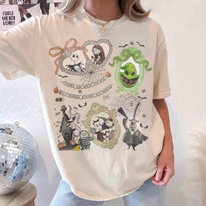 Puede incluir: Camiseta color crema con ilustraciones enmarcadas de personajes de "Pesadilla antes de Navidad". El dise&ntilde;o incluye a Jack Skellington, Sally, Oogie Boogie y otros personajes, con el texto "THE NIGHTMARE BEFORE CHRISTMAS".