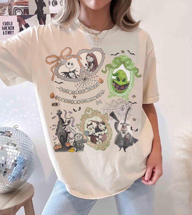 Puede incluir: Camiseta color crema con ilustraciones enmarcadas de personajes de "Pesadilla antes de Navidad". El dise&ntilde;o incluye a Jack Skellington, Sally, Oogie Boogie y otros personajes, con el texto "THE NIGHTMARE BEFORE CHRISTMAS".