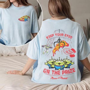 Toy Story Alien Pizza Planet-tröja, håll ögonen på priset-tröja, Disney-resa-tröja, Pizza Planet-familjetröja, Disney World-semester
