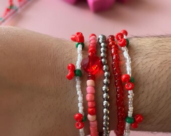 Conjunto de pulseras de cerezas hechas a mano con cuentas: joyería apilable con motivos frutales.