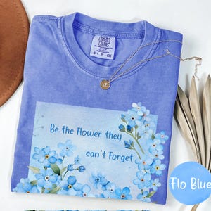 忘れな草の花Tシャツ：コンフォートカラーのメンタルヘルスTシャツ