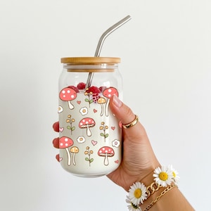 Amanita Red Mushroom Cup – Cottagecore Forest Tumbler with Red Mushrooms & Wildflowers, Aesthetic Iced Coffee Glass, Nature Lover Gift