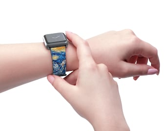 Puede incluir: Un reloj inteligente con una correa estampada en azul y amarillo, que recuerda la pintura "La noche estrellada" de Van Gogh. La correa está sujeta a una esfera plateada. El reloj está en una muñeca, con un dedo tocando la pantalla.