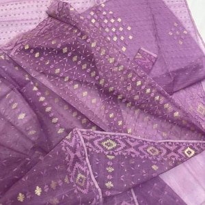 Authentischer Dhakai Jamdani Saree in Lavendel, 84 Counts. Mit dabei ein Blusenstück