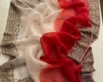 Pure sopura mousseline feestsari in rood en wit combinatie. Zwaar karchupiwerk aan de rand en overal