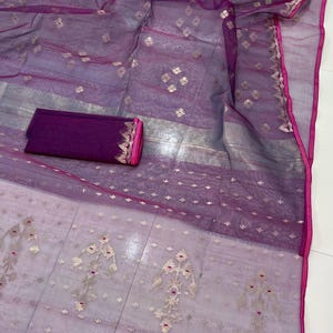 Exklusiver Dhakai Jamdani Saree in Magenta, 100 zählt. Mit dabei ein Blusenstück
