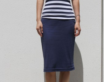Saia lápis de malha azul marinho: malha elástica, comprimento até o joelho, tamanho grande