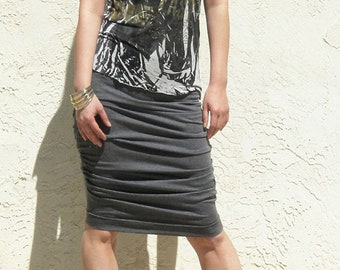 Jupe crayon grise froncée : jersey extensible, longueur genou ajustée