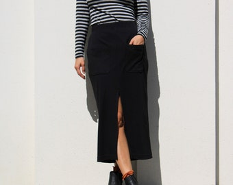 Saia midi de malha preta com fenda frontal e bolsos