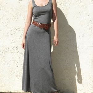 Abito lungo svasato senza maniche grigio / Abito lungo estivo / Abito lungo boho / Abito con schiena bassa / Abito estivo / Abito con schiena scoperta / Abito aderente e svasato immagine 4