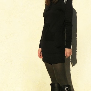 Katoenen tuniekjurk met opstaande kraag en kangoeroezak - schouderpatch