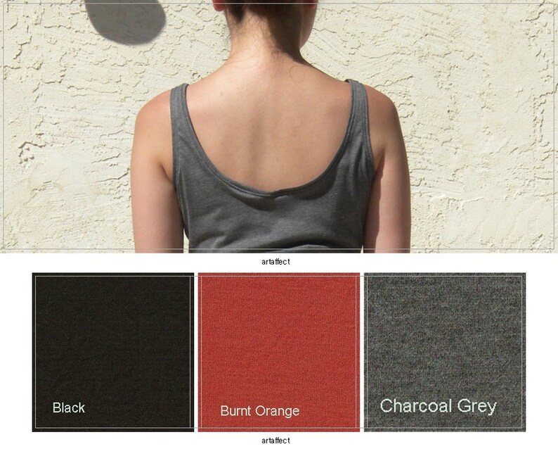 Pu&ograve; includere: Una canotta grigio antracite con scollo rotondo vista da dietro. Sotto la canotta ci sono tre campioni di tessuto quadrati etichettati Black, Burnt Orange e Charcoal Grey, che rappresentano le opzioni di colore disponibili per questo capo.