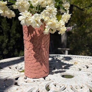 Vaso fatto a mano in terracotta.