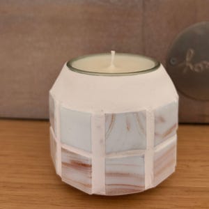 Bougie réalisée à partir d'un pot en verre recyclé et recouvert de mosaïques en pâte de verre blanc et or