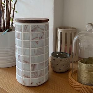 pot en verre avec couvercle recouvert de mosaïques en pâte de verre blanc et or