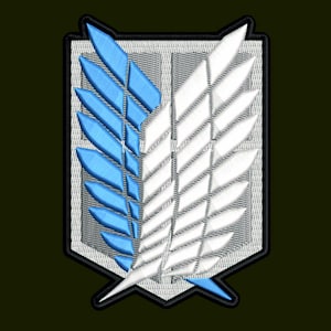 Puede incluir: Un parche bordado blanco y azul con un símbolo alado, que se asemeja a un pájaro estilizado con las alas extendidas. Las alas están divididas en dos secciones, una blanca y una azul, sobre un fondo gris.