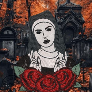 Pode incluir: Patch bordado com uma freira de cabelo escuro e hábito branco, fazendo um gesto de rock and roll. Ela está cercada por três rosas vermelhas com folhas verdes. O fundo é uma imagem desfocada de um cemitério com lápides e árvores.
