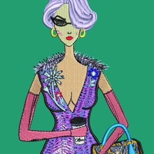 Peut inclure: Une robe à motif violet et bleu avec un décolleté plongeant et un col en fourrure. La robe est brodée de fleurs et la personne porte des gants roses et tient une tasse de café. La personne porte également un sac à main jaune, rouge et bleu avec un imprimé léopard.