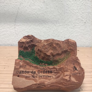 Aangepaste 3D-kaart met lasergegraveerd pad | Pijnboomschorsreliëf | Wandelcadeau | Bergdecoratie | Cadeau bergliefhebber | Breng je GPX-track in kaart